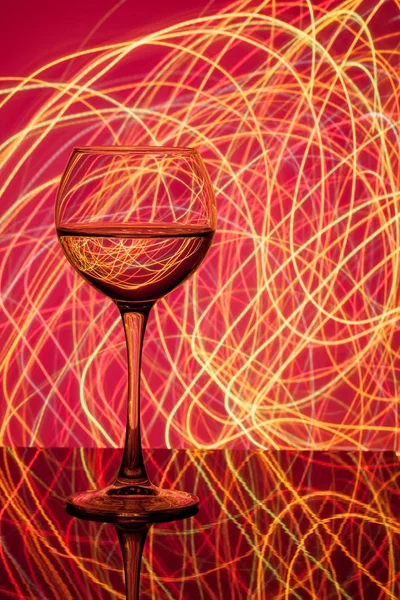 A glass of white wine on a blurred colored background — Stock Photo, Image