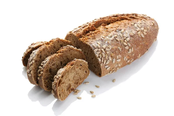 Een ongezuurde brood met zonnebloempitten close-up op een wh — Stockfoto