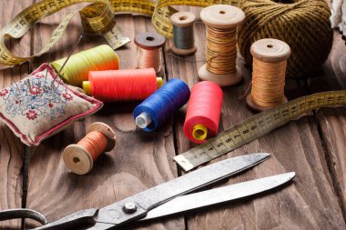 sepet, makas ve davulda iş parçacığında iş parçacığında demetleri