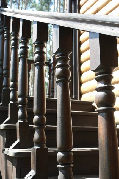 Barandilla de una escalera de madera — Foto de Stock