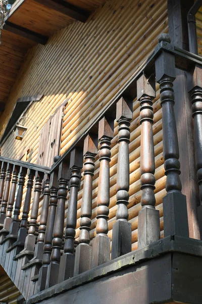 Barandilla de una escalera de madera — Foto de Stock