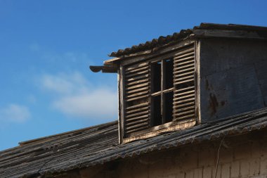 eski bir tuğla bina ahşap uzatma.