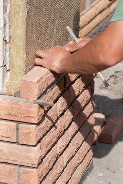 tuğla üstüne bir mineral yalıtım döşeme 