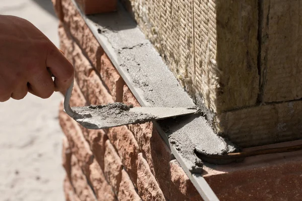 karşılıklı tuğla üzerinde mineral yalıtım döşeme