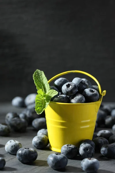 Ripe Blueberries Small Decorative Yellow Bucket Gray Background — Stock Photo, Image