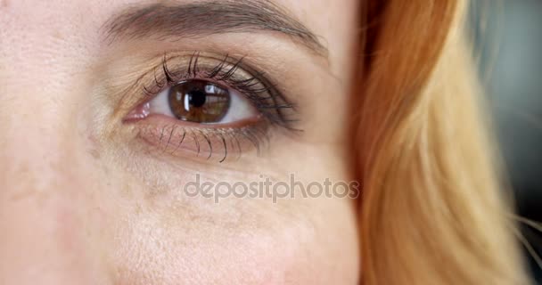 Ojos marrones de mujer — Vídeos de Stock