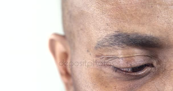 Közelkép, barna szem, egy afro-amerikai ember — Stock videók