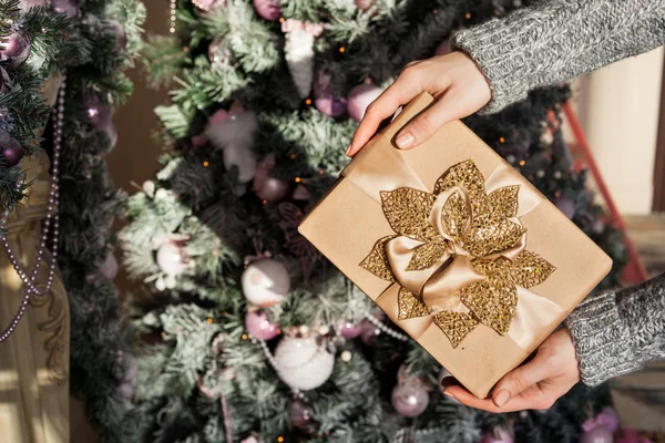 Noel Hediyelik altın yapraklarla hazır mı