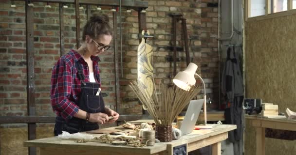 Jonge mooie Hipster meisje bezig in handgemaakt — Stockvideo