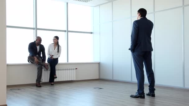 Tijdens het wachten voor een zakelijke bijeenkomst — Stockvideo