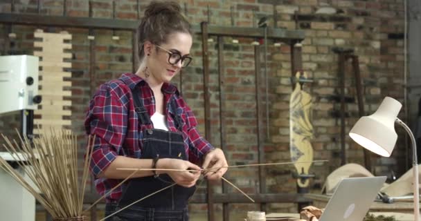 Los productos de mimbre se crean en un taller creativo — Vídeos de Stock