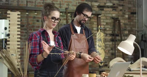 El producto de mimbre se crean en un taller creativo — Vídeos de Stock