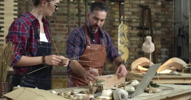 O Designer Determina a Forma de Pernas Cabriolares para a Mesa — Vídeo de Stock