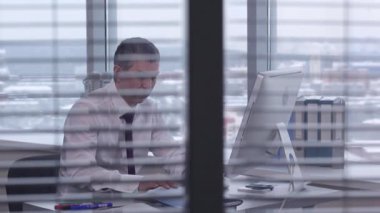 Tipik bir gün ofiste işadamı