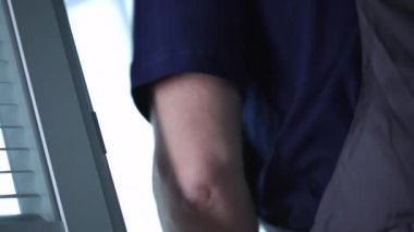 Kapı açılıyor, hizmet adam girer