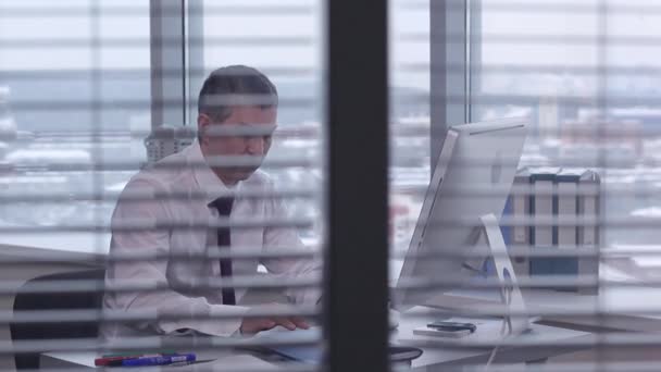 En typisk dag för en affärsman på kontoret — Stockvideo
