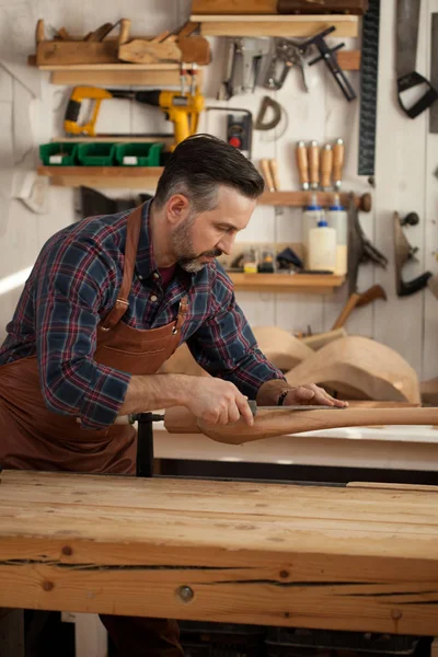 Marangoz Cabriole bacak için Vintage tablo yapar.