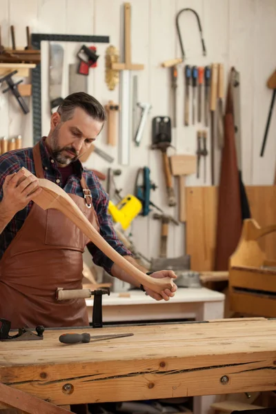 Joiner hace Cabriole pierna para mesa Vintage — Foto de Stock