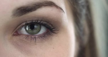 Bir yeşil göz bir kızın aşırı yakın çekim