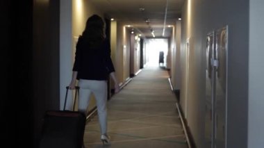 Bütün işleri bitmiş ve ben bırakarak otel odası