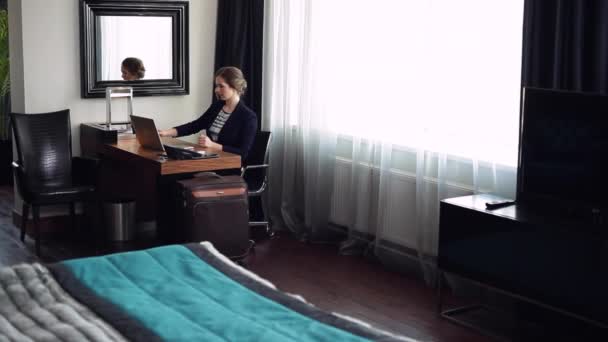 Ich habe die ganze Arbeit beendet und kann das Hotelzimmer verlassen — Stockvideo