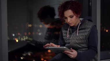 Bir Tablet üzerinde oynayan genç