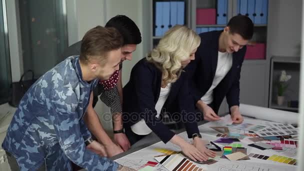 Команда дизайнеров выбирает цвета для дизайна интерьера — стоковое видео