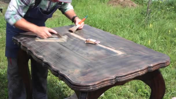 Nouvelle vie d'une ancienne table — Video