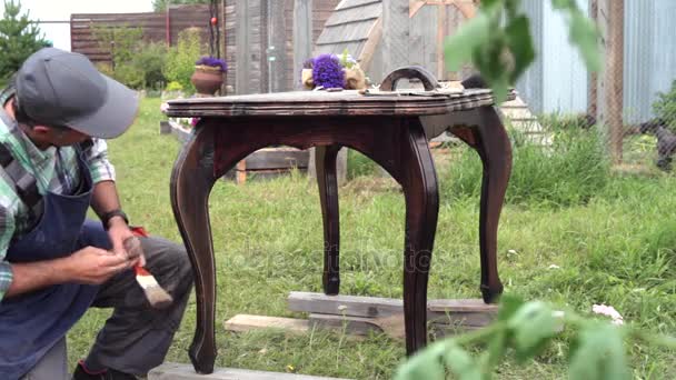 Nouvelle vie d'une ancienne table — Video