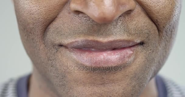 Extremo close-up de um sorriso de um homem afro-americano — Vídeo de Stock