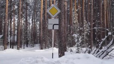 Yol işaret Snowy orman içinde bir öncelik yol