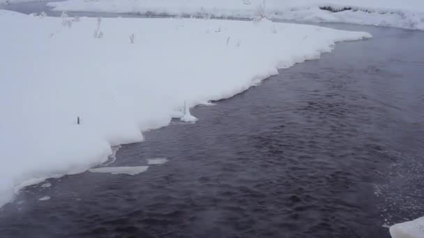 Vinter River med snödrivor — Stockvideo