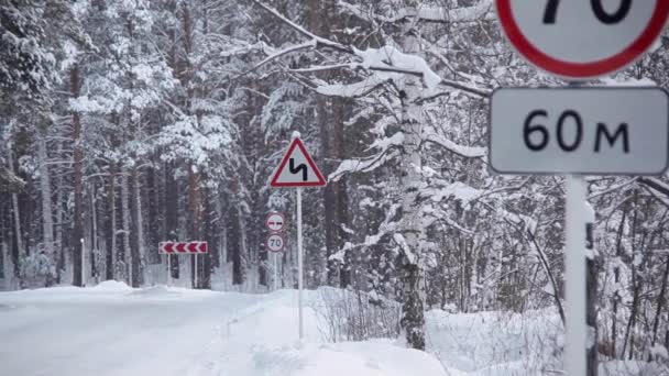 Señales de carretera prohibitivas en Winter Road — Vídeos de Stock