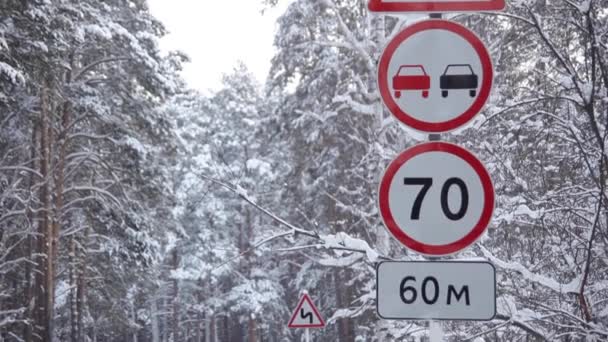 Verbodsbepalingen verkeerstekens op Winter weg — Stockvideo