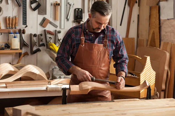 Joiner hace Cabriole pierna para mesa Vintage — Foto de Stock