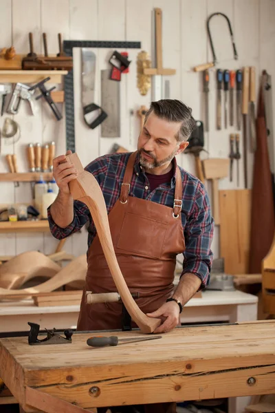 Marangoz Cabriole bacak için Vintage tablo yapar.