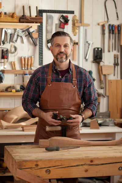 Marangoz Cabriole bacak için Vintage tablo yapar.