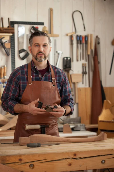 Joiner Makes Cabriole Leg for Vintage Table — Stock Photo, Image