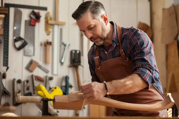 Joiner Makes Cabriole Leg Vintage Table Carpenter Trabaja Con Una — Foto de Stock
