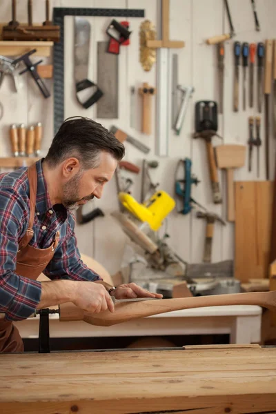 Joiner Makes Cabriole Leg Vintage Table Carpenter Trabaja Con Una — Foto de Stock