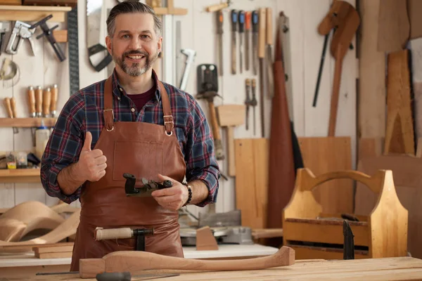 Joiner Makes Cabriole Leg Vintage Table Carpenter Trabaja Con Una Imágenes De Stock Sin Royalties Gratis