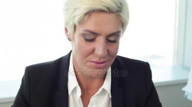 Ben senin Promises/The inanmıyorum orta yaşlı bir kadının yakın. Biz dikkatle dinlerken ne onu muhatap shes diyor ama ona güvenmiyor görebilirsiniz. Shes iş takım elbise giymiş. Büyük, parlak windows ofisi vardır