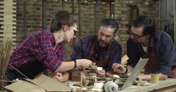 Der Designer bestimmt die Form der Cabriolebeine für den Tisch — Stockvideo