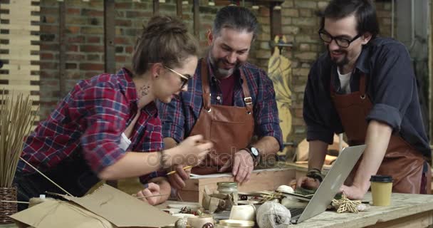 Teamwork is belangrijk in het creëren van ontwerp — Stockvideo