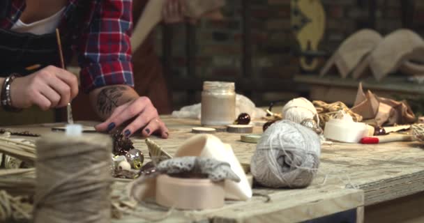 Giovane Hipster pittura beni fatti a mano nel suo studio — Video Stock
