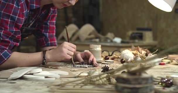 Joven Hipster Pintura Handmade Goods en su Estudio — Vídeos de Stock