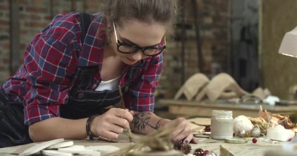 Молодая хипстерская живопись Товары ручной работы в своей студии — стоковое видео