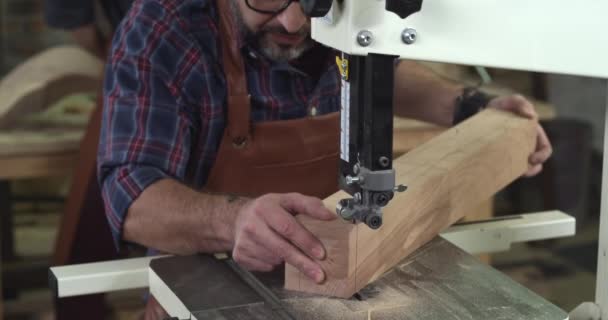 Zralé truhlář vytváří Cabrioli nohu pomocí pásové pily
