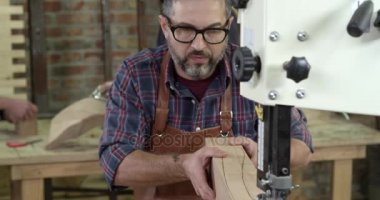 Olgun kabine Maker bir Cabrioli bacak şerit testere kullanarak oluşturur