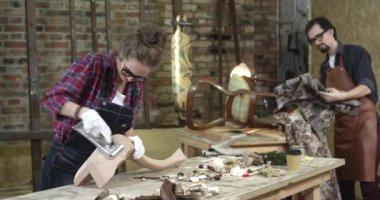 Genç kadın Cabrioli bacak parlatır